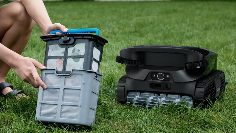 A two-stage filter captures debris of all sizes, from twigs to 150μm particles.